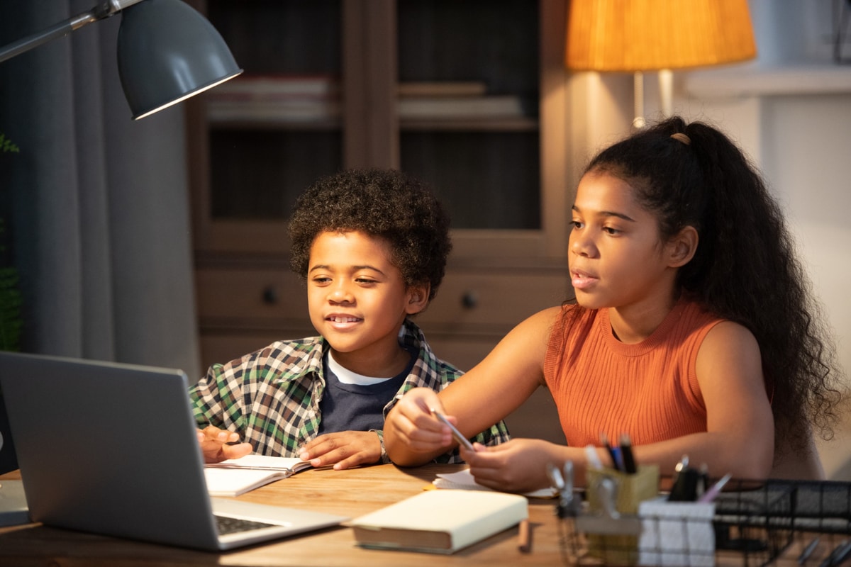 Siblings in the Same Online School – Good Idea or Not? Siblings in the Same Online School – Good Idea or Not?