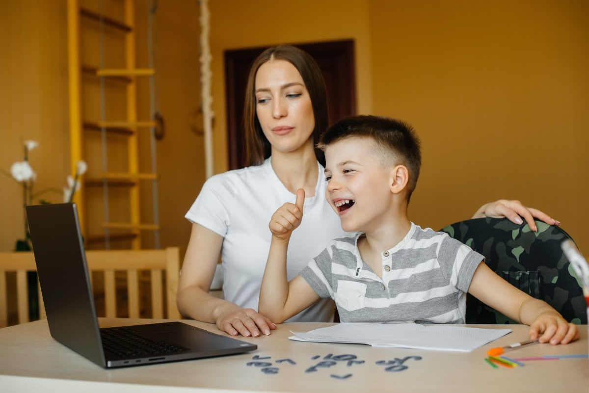 Online Class in Motion: Do’s and Don’ts for Parents Whose Child Goes to Online School Online Class in Motion: Do’s and Don’ts for Parents Whose Child Goes to Online School